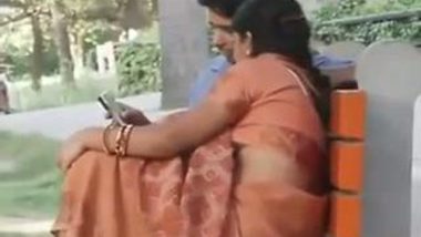 Gujrati Aunty Shows her Boobs in park outdoor mms