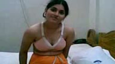 Bhabhi from Indore displays her nude body to lover