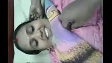 Finger fucking the hot Gujarati bhabhi