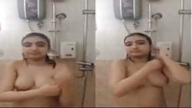 Hot look desi girl record her bathing clip