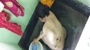 Desi aunty bath captured