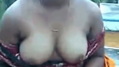 Village lady gets her boobs exposed by her lover in field