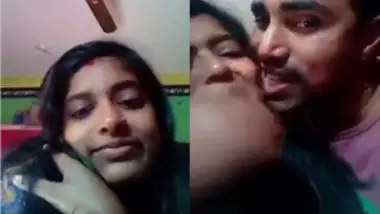 Indian lovers exchange XXX kisses before becoming in mood for sex