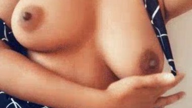 Desi bhbai show her big boob