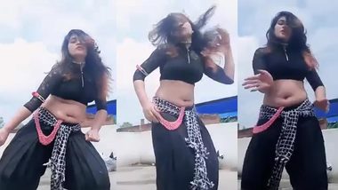 Hot bubbly delhi babe Raani Tiwari hot navel belly button dance show