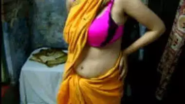 Indian XXX slut takes her yellow sari and stay with naked sex jugs