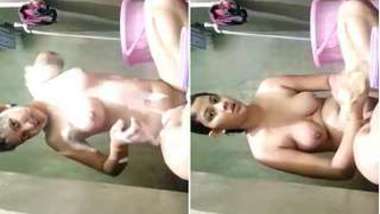 Man quickly set camera on to spy on Indian girlfriend washing XXX body