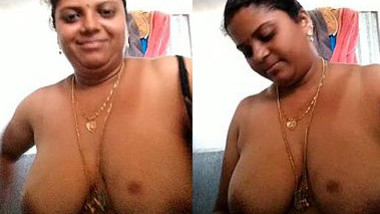 Libidinous Indian woman has some time for porn in front of the webcam